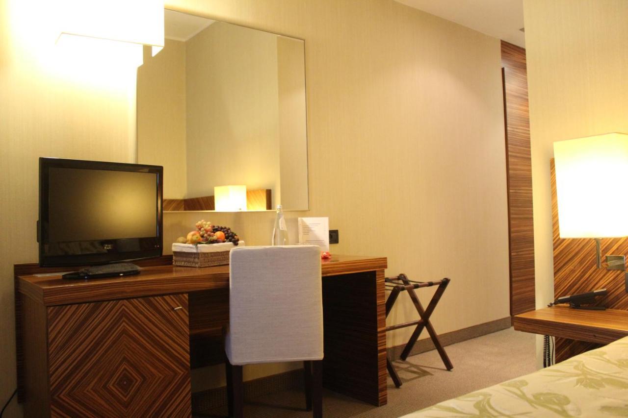 Mh Hotel Piacenza Fiera Bagian luar foto