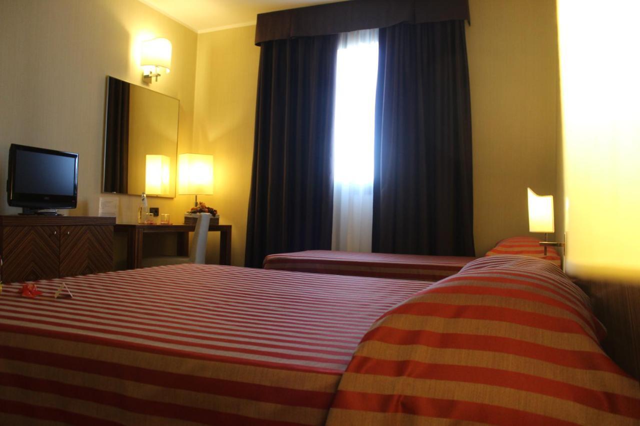 Mh Hotel Piacenza Fiera Bagian luar foto