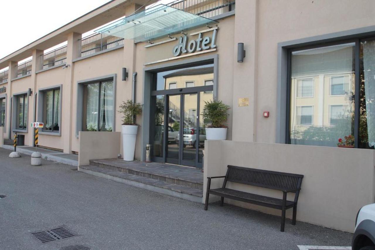 Mh Hotel Piacenza Fiera Bagian luar foto