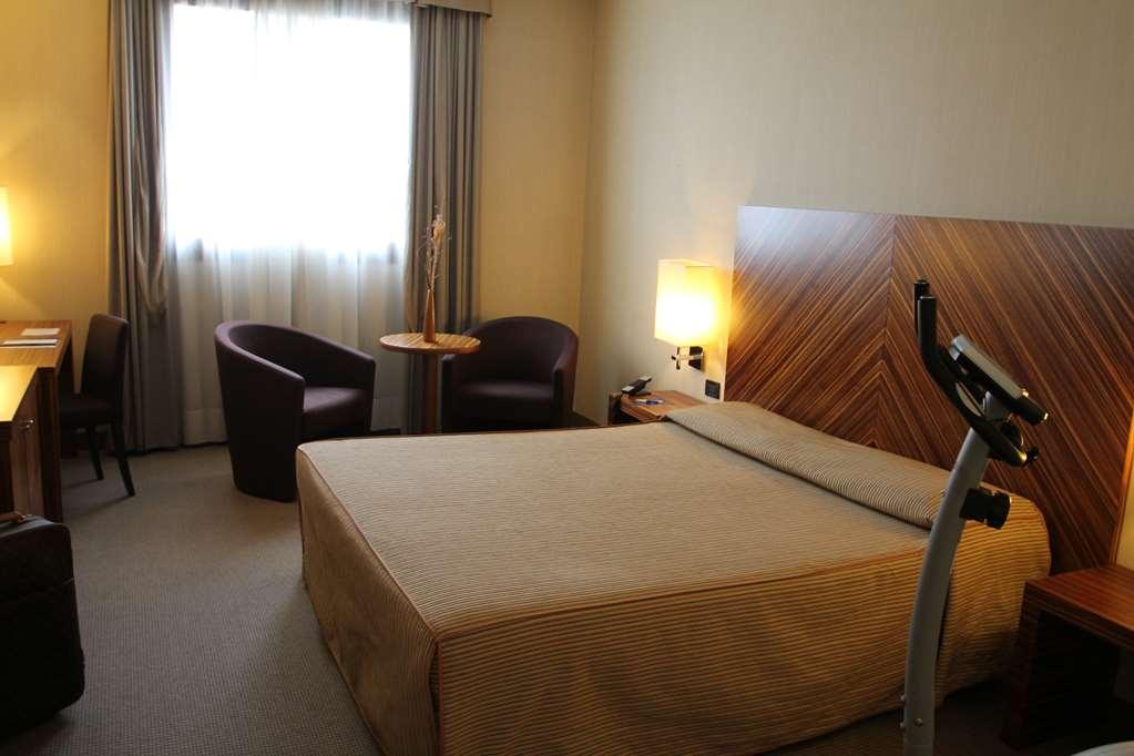 Mh Hotel Piacenza Fiera Ruang foto